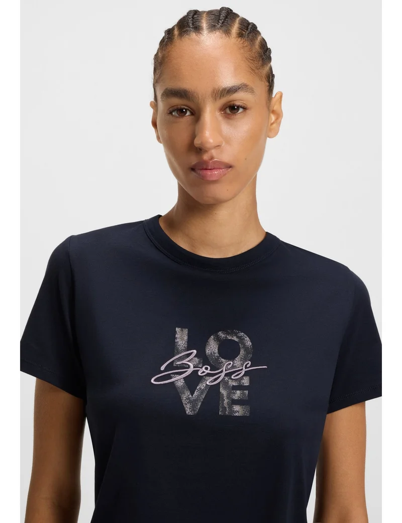 بوس تيشيرت بقصة ضيقة من قطن الجيرسيه برسومات شعار